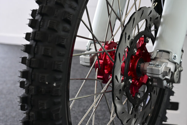 AJP_PR7_Fahrwerk-Bremsen_3