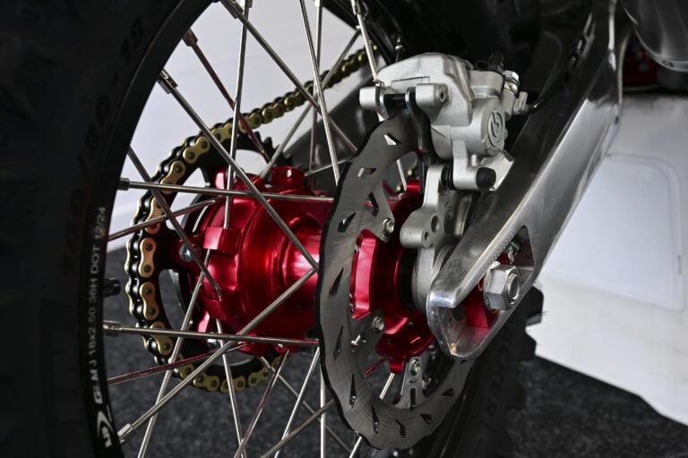 AJP_PR7_Fahrwerk-Bremsen_5