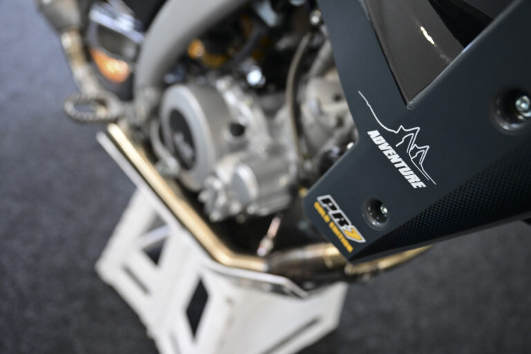 AJP_PR7_GoldEdition_Motor_1